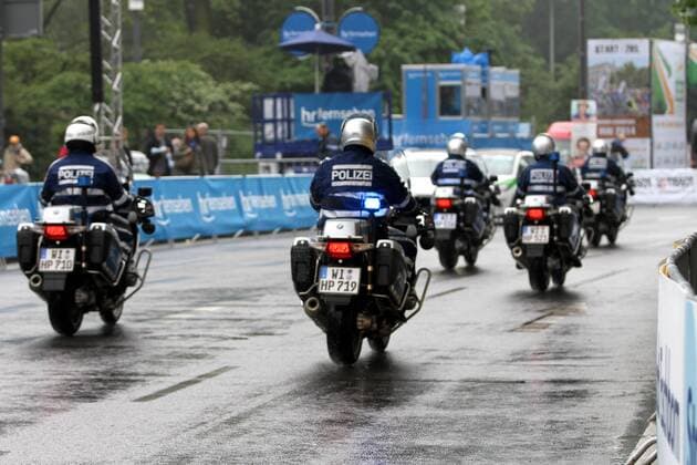 01.05.2014, Frankfurt am Main, Radrennen Rund um den Finanzplatz Eschborn Frankfurt Impressionen Bei strömendem Regen sichert die Motorradstaffel der Polizei jedes einzelne Rennen
