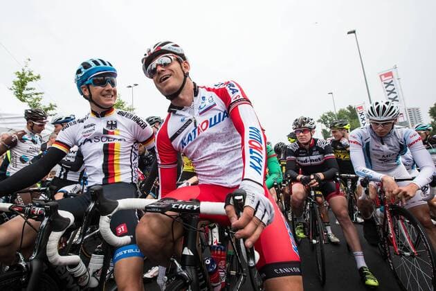 Rund um den Finanzplatz Eschborn-Frankfurt Radrennen Rund um den Finanzplatz Eschborn-Frankfurt am 01.05.2014 in Eschborn, Radrennen Elite, hier Fabian Wegmann (201, GER, Deutsche Nationalmannschaft), Alexander Kristoff (1, NOR, Team Katusha), (v.l.) kurz vor dem Start in der ersten Startreihe in der Elly-Beinhorn-Straße in Eschborn