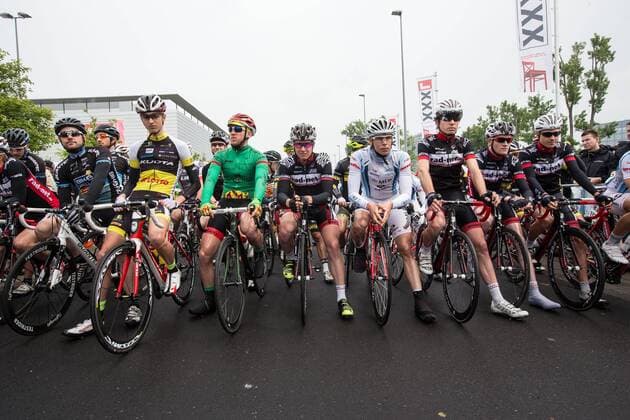 Rund um den Finanzplatz Eschborn-Frankfurt Radrennen Rund um den Finanzplatz Eschborn-Frankfurt am 01.05.2014 in Eschborn, Radrennen Elite, hier Radfahrer Elite kurz vor dem Start in der Elly-Beinhorn-Straße in Eschborn