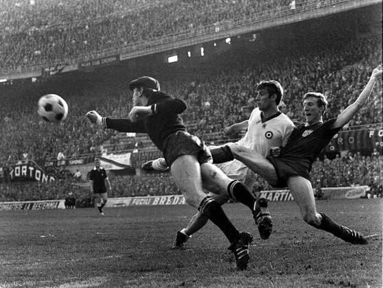 FB-Europapokal AC Mailand FC Bayern München 5 68: Torwart Sepp Maier vor Pierino Prati. rechts Hans Georg -Katsche- Schwarzenbeck HM
