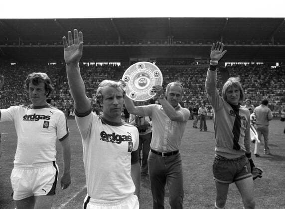 Fußball, Borussia Mönchengladbach, Deutscher Meister 1976 Borussia Mönchengladbach - 1. FC Köln 2:1 Meisterjubel v.l.: Herbert -Hacki- Wimmer, Berti Vogts, Trainer Udo Lattek mit Meisterschale und Torwart Wolfgang Kleff HM