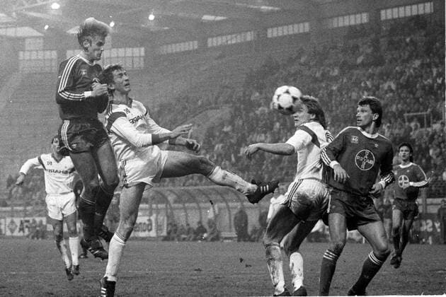 Bayer 04 Leverkusen - Hamburger SV 1:2 Manfred Kastl (LEV) gegen Ditmar Jakobs, re. Christian Schreier gegen Dietmar Beiersdorfer HM