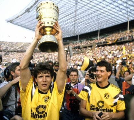 Fußball, DFB-Pokalfinale 1988 1989, Borussia Dortmund - SV Werder Bremen Borussia Dortmund DFB-Pokalsieger 1989 nach Finalsieg gegen SV Werder Bremen am 24.6. in Berlin. Andreas Möller mit Pokal. Re: Norbert Dickel. HM