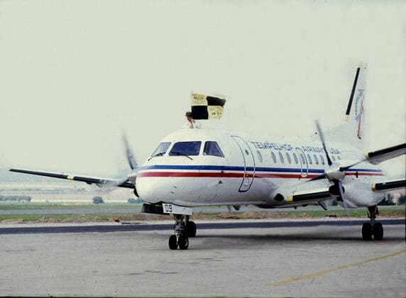 Empfang der Dortmunder Pokalsiegermannschaft 1989 in Dortmund. Ankunft auf dem Dortmunder Flughafen. Frank Mill hißt noch während der Landung die Vereinsfahne. HM