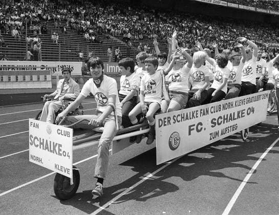 FC Schalke 04 29.5.1982 Aufstiegsfeier in Gelsenkirchen, Fan Club Kleve mit Riesenfahrrad HM