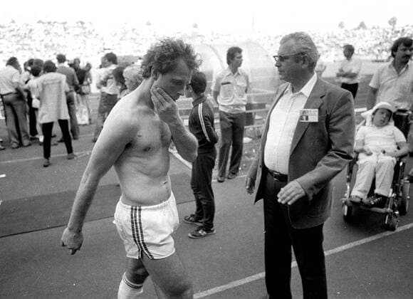 FC Schalke 04 - Bayer Uerdingen 1:1 19.6.1983 Bernard Dietz geht traurig vom Platz (Hinpiel 1:3 für Uerd) HM