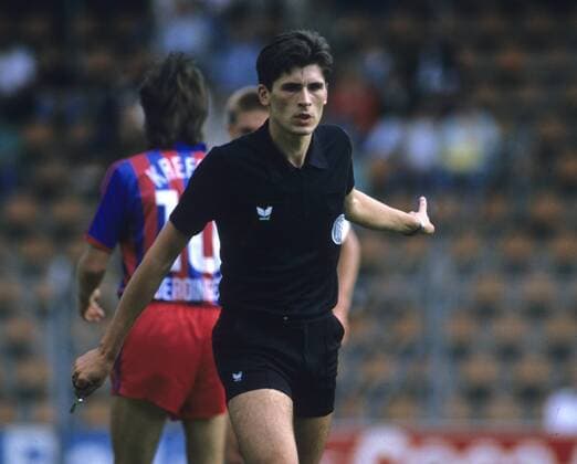 Schiedsrichter Dr. Markus Merk bei seinem ersten Bundesligaspiel:VfL Bochum - Bayer Uerdingen am 20.8.1988. HM