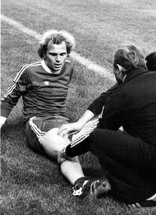 Europapokalfinale 1975 in Paris: FC Bayern München - Leeds United (2:0 28.5.1975). Uli Hoeneß (FCB) verletzt am Spielfeldrand. HM