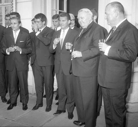 Fußball, 1. FC Köln, Deutscher Meister 1964 1. FC Köln deutscher Meister 1964 Empfang beim Bundeskanzler v.l.: Heinz Hornig, Wolfgang Overath, Hans Schäfer, Kanzler Ludwig Erhard und Franz Kremer HM