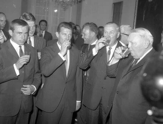Fußball, 1. FC Köln, Deutscher Meister 1964 1. FC Köln deutscher Meister 1964 Empfang beim Bundeskanzler v.l.: Fritz Pott, Hans Schäfer, Franz Kremer und Kanzler Ludwig Erhard. Ein Prost auf den 1. FC HM