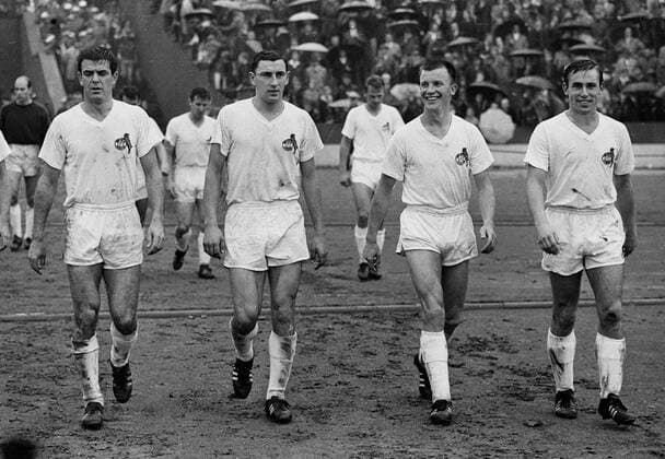 2. Spieltag Start Fussball Bundesliga 1963: 1. FC Köln - Karlsruher SC v.l. Leo Wilden, Hans Sturm, Helmut Benthaus, Fritz Pott (alle Köln) HM