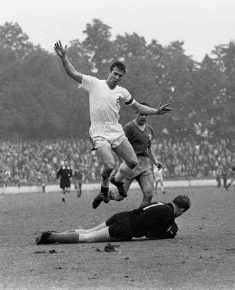 2. Spieltag Fussball Bundesliga 1963 64: 1. FC Köln - Karlsruher SC Hans Schäfer springt über KSC Torwart Manfred Paul HM