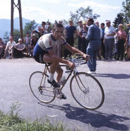 Hans -Hennes- Junkermann bei der Tour de France 1965 in bei einer Bergetappe HM