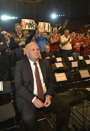 02.05.2014, Fussball Bundesliga 2013 2014, FC Bayern München, Ausserordendliche Mitgliederversammlung im AUDI-Dome München. Ein neuer Präsident für Uli Hoeness wird gewählt. Ex-Präsident Uli Hoeneß (München, Höness, Höneß, Hoeness, Hoeneß) wird von den Mitgliedern gefeiert, hinten halten Fans Danke Uli in die Höhe. 
