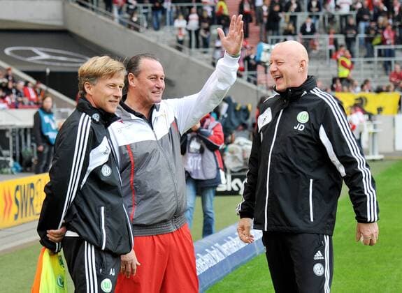 Co-Trainer Andries JONKER VfL Wolfsburg), Trainer Huub STEVENS (VfB Stuttgart), Masseur Jörg DRILL (VfL Wolfsburg). Deutschland, Stuttgart: Fussball, 1. Bundesliga: VfB Stuttgart vs VfL Wolfsburg am 03.05.2014, Mercedes-Benz Arena.