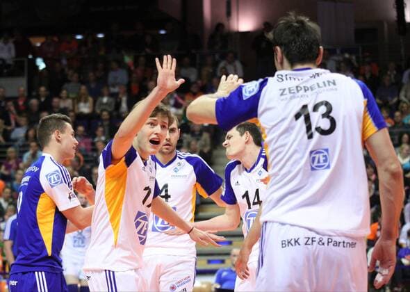 Berlin, Deutschland, 03.05.2014: Volleyball DVL Play-Off Finale Spiel 3 2013 2014 - Berlin Recycling Volleys - VfB Friedrichshafen. Jubel Friedrichshafen v.li. Jan Zimmermann (Friedrichshafen 17) und Ventceslav Simeonov (Friedrichshafen 13)