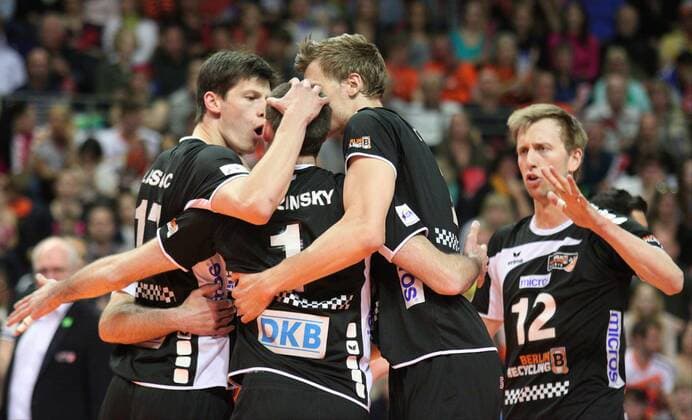 Berlin, Deutschland, 03.05.2014: Volleyball DVL Play-Off Finale Spiel 3 2013 2014 - Berlin Recycling Volleys - VfB Friedrichshafen. Das Team der BR Volleys jubelt: v.l. Srecko Lisinac (Berlin 17), Scott Touzinsky (Berlin 1), Robert Kromm (Berlin 3), Paul Carroll (Berlin 12)