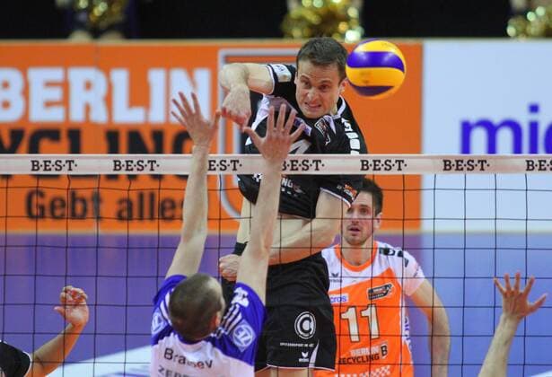 Berlin, Deutschland, 03.05.2014: Volleyball DVL Play-Off Finale Spiel 3 2013 2014 - Berlin Recycling Volleys - VfB Friedrichshafen. Tomas Kmet (Berlin 14) gegen den Block aus Valentin Bratoev (Friedrichshafen 4)