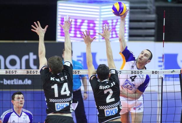 Berlin, Deutschland, 03.05.2014: Volleyball DVL Play-Off Finale Spiel 3 2013 2014 - Berlin Recycling Volleys - VfB Friedrichshafen. Valentin Bratoev (Friedrichshafen 4) gegen den Block aus Tomas Kmet (Berlin 14) und Kawika Shoji (Berlin 2)