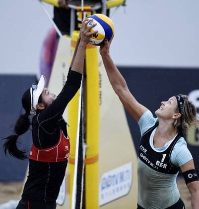Germany s Laura Ludwig (R) and China s Wang Fan vie during the women s final at 2014 FIVB Beach Volleyball World Tour Shanghai PPTV Grand Slam in Shanghai, east China, May 4, 2014. Germany won 2-1. (Xinhua Jiang Kehong) (SP)CHINA-SHANGHAI-BEACH VOLLEYBALL-SHANGHAI GRAND SLAM-WOMEN(CN) 
