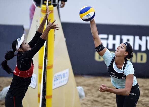 Germany s Kira Walkenhorst (R) spikes the ball against China s Wang Fan during the women s final at 2014 FIVB Beach Volleyball World Tour Shanghai PPTV Grand Slam in Shanghai, east China, May 4, 2014. Germany won 2-1. (Xinhua Jiang Kehong) (SP)CHINA-SHANGHAI-BEACH VOLLEYBALL-SHANGHAI GRAND SLAM-WOMEN(CN) 