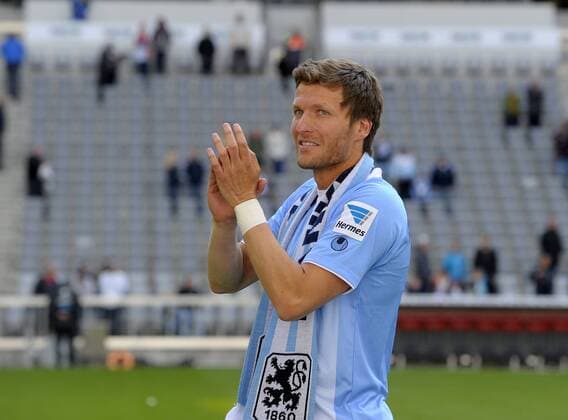 04.05.2014, Fussball 2.Bundesliga 2013 2014, 33.Spieltag, TSV 1860 München - VfL Bochum, in der Allianz-Arena München. Benny Lauth (1860) dreht zum Abschied eine Ehrenrunde durch das Stadion 