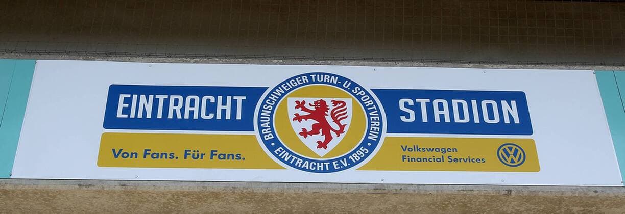 Fußball, Stadiongeschichte Eintracht Braunschweig Impressionen Eintracht Stadion, heimspielstätte des Fussballbundesligisten Eintracht Braunschweig Schriftzug Eintracht Stadion
