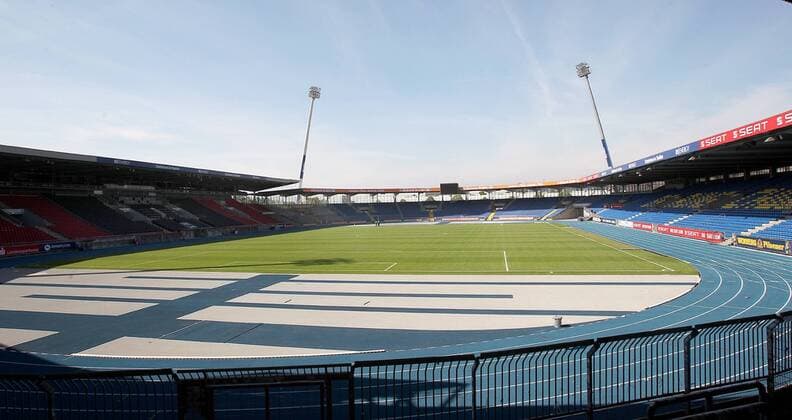 Fußball, Stadiongeschichte Eintracht Braunschweig Impressionen Eintracht Stadion, heimspielstätte des Fussballbundesligisten Eintracht Braunschweig Blick aus der Südkurve auf das Stadion