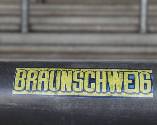 Fußball, Stadiongeschichte Eintracht Braunschweig Impressionen Eintracht Stadion, heimspielstätte des Fussballbundesligisten Eintracht Braunschweig Aufkleber in der Südkurve