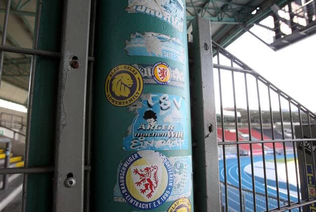 Fußball, Stadiongeschichte Eintracht Braunschweig Impressionen Eintracht Stadion, heimspielstätte des Fussballbundesligisten Eintracht Braunschweig Aufkleber in der Südkurve