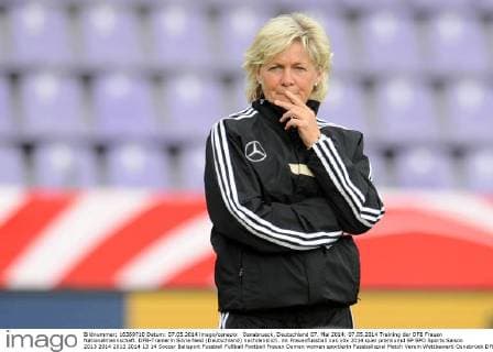 Osnabrueck, Deutschland 07. Mai 2014: 07.05.2014 Training der DFB Frauen Nationalmannschaft. DFB-Trainerin Silvia Neid (Deutschland) nachdenklich. mt