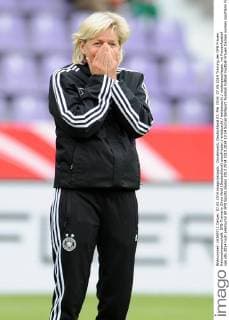 Osnabrueck, Deutschland 07. Mai 2014: 07.05.2014 Training der DFB Frauen Nationalmannschaft. DFB-Trainerin Silvia Neid (Deutschland) unzufrieden enttäuscht enttaeuscht niedergeschlagen. mt