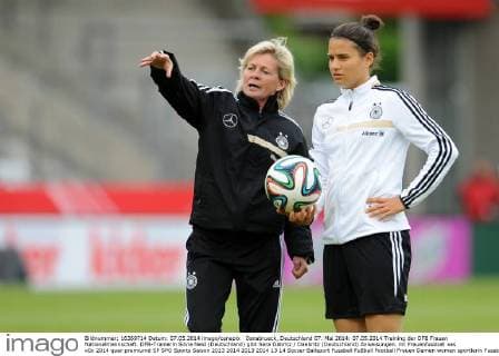 Osnabrueck, Deutschland 07. Mai 2014: 07.05.2014 Training der DFB Frauen Nationalmannschaft. DFB-Trainerin Silvia Neid (Deutschland) gibt Dzsenifer Marozsan (Deutschland) Anweisungen. Mt