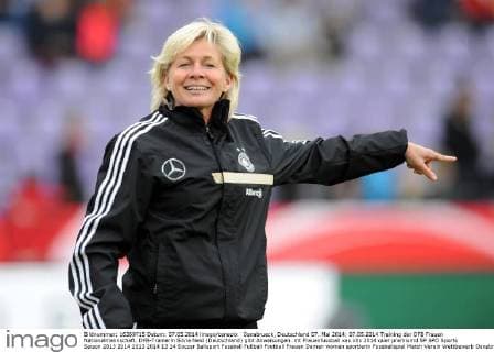Osnabrueck, Deutschland 07. Mai 2014: 07.05.2014 Training der DFB Frauen Nationalmannschaft. DFB-Trainerin Silvia Neid (Deutschland) gibt Anweisungen. mt
