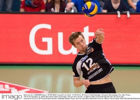 07.05.2014, ZF Arena, Friedrichshafen Volleyball, Bundesliga, Play-offs, Finale, VfB Friedrichshafen vs. Berlin Recycling Volleys Aufschlag Service Paul Carroll ( 12 Berlin)