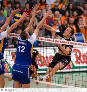07.05.2014, ZF Arena, Friedrichshafen Volleyball, Bundesliga, Play-offs, Finale, VfB Friedrichshafen vs. Berlin Recycling Volleys Block Doppelblock Aleksandar Spirovski ( 4 Berlin), Paul Carroll ( 12 Berlin) - Angriff Baptiste Geiler ( 14 Friedrichshafen)