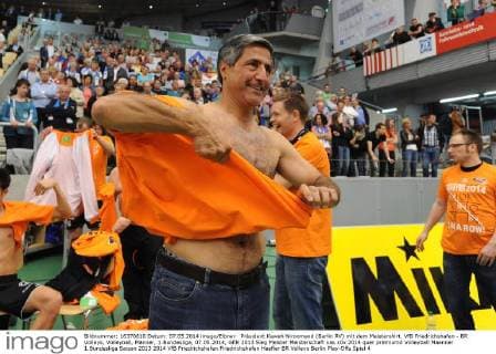 Präsident Kaweh Niroomand (Berlin RV) mit dem Meistershirt. VfB Friedrichshafen - BR Volleys, Volleyball, Männer, 1.Bundesliga, 07.05.2014,