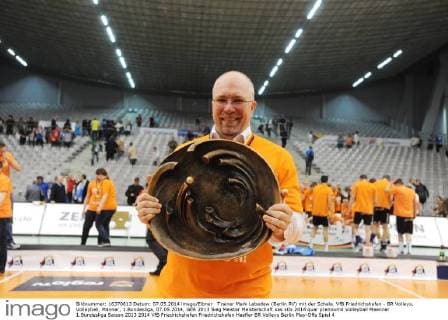 Trainer Mark Lebedew (Berlin RV) mit der Schale. VfB Friedrichshafen - BR Volleys, Volleyball, Männer, 1.Bundesliga, 07.05.2014,
