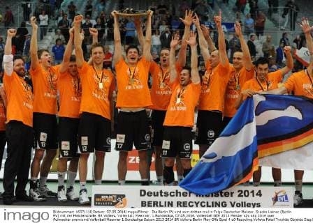 Die Berlin RV sind zum dritten mal in Folge Deutscher Meister. Srecko Lisinac (Berlin RV) mit der Meisterschale. BR Volleys, Volleyball, Maenner, 1.Bundesliga, 07.05.2014,