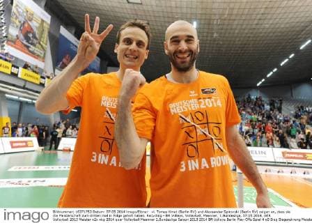 vl. Tomas Kmet (Berlin RV) und Alexsandar Spirovski (Berlin RV) zeigen an, dass sie die Meisterschaft zum dritten mal in Folge geholt haben. Recycling - BR Volleys, Volleyball, Maenner, 1.Bundesliga, 07.05.2014,