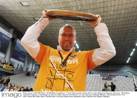 Trainer Mark Lebedew (Berlin RV) mit dem Objekt der Begierde. Recycling - BR Volleys, Volleyball, Maenner, 1.Bundesliga, 07.05.2014,