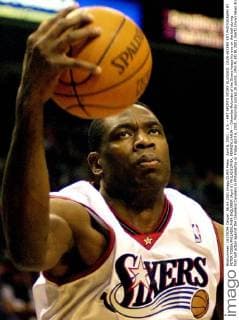 April 6, 2001 - U.S. - KRT SPORTS STORY SLUGGED: CAVS-SIXERS KRT PHOTOGRAPH BY PETER TOBIA PHILADELPHIA INQUIRER (April 6) PHILADELPHIA, PENNSYLVANIA -- Dikembe Mutombo of the Sixers keeps his eye on the ball during first half action against the Cleveland Cavaliers in Philadelphia on Friday April 6, 2001. Mutombo scored 20 points. (PH) PL KD BL 2001 (Vert) (mvw) News Archive - April 6, 2001 - ZUMAm67