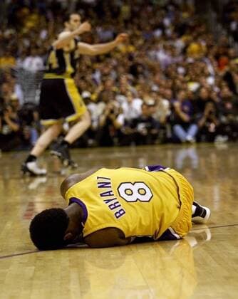 June 9, 2000 - U.S. - KRT SPORTS STORY SLUGGED: NBA-BRYANT KRT PHOTO BY MIKE FENDER INDIANAPOLIS STAR (June 10) Lakers guard Kobryant goes down with a sprained ankle in game two of the NBA Basketball Herren USA Finals against Indiana Friday, June 9, 2000. The injury may cause Bryant to miss more games during the championship series. (Digital image) (INS) PL KD 2000 (Vert) (Gsb) News Archive - June 9, 2000 - ZUMAm67
