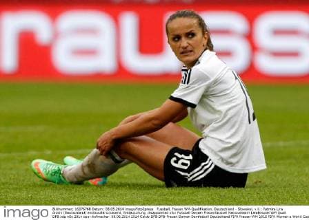 Fussball, Frauen WM-Qualifikation, Deutschland - Slowakei, v.li.: Fatmire Lira Alushi (Deutschland) enttäuscht schauend, Enttäuschung, disappointed xfsx