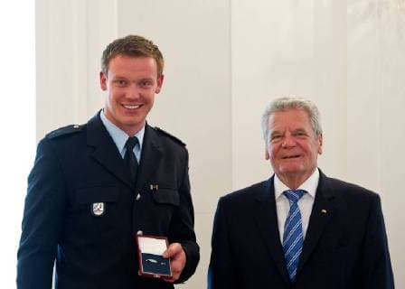 Bundespräsident Joachim GAUCK ehrt Felix LOCH (Bischofswiesen, Rennrodeln) Sportlerauszeichnung - Verleihung des Silbernen Lorbeerblattes durch den Bundespräsidenten für die deutschen Medaillengewinner der Olympischen und Paraolympischen Winterspiele von Sotchi 2014 im Schloss Bellevue in Berlin, Deutschland am 08.05.2014.