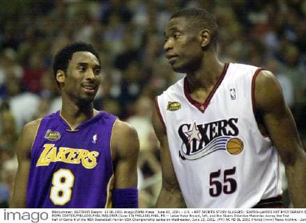 June 13, 2001 - U.S. - KRT SPORTS STORY SLUGGED: SIXERS-LAKERS KRT PHOTOGRAPH BY ROPN CORTES PHILADELPHIA INQUIRER (June 13) PHILADELPHIA, PA -- Laker Kobe Bryant, left, and the Sixers Dikembe Mutombo during the first half of Game 4 of the NBA Basketball Herren USA Championship series on Wednesday, June 13, 2001. (PH) NC KD BL 2001 (Horiz) (mvw) News Archive - June 13, 2001 - ZUMAm67