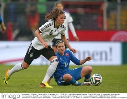 08.05.2014, Fussball Frauen-Länderspiel , WM-Qualifikation, Gruppenspiel, Deutschland - Slowakei, in der Osnatel-Arena Osnabrück. v.l. Melanie Leupolz (Deutschland) gegen Lucia Ondrusova (Slowakei) 