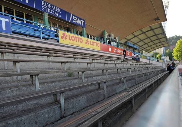 Fußball, Stadiongeschichte Eintracht Trier 09.05.2014, xjhx, Fussball, Regionalliga Südwest, Moselstadion Trier, Eintracht Trier v.l. Stadion Sitzplatzbereich, alte Holzbänke, Innensicht Stadion Innenraum Spielfeld Moselstadion