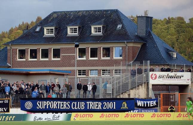Fußball, Stadiongeschichte Eintracht Trier 09.05.2014, xjhx, Fussball, Regionalliga Südwest, Moselstadion Trier, Eintracht Trier v.l. Eintracht Trier, Fahne, Wappen, Stadion, Motiv, Logo, Stadiongebäude