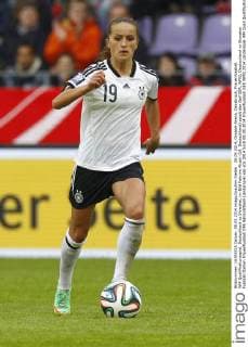 08.05.2014, Osnatel-Arena, Osnabrück, Frauenfussball, WM-Qualifikationsspiel, Deutschland vs Slowakei, im Bild Fatmire Alushi (19, Deutschland) spielt den Ball GER, WMQ, Deutschland vs Slowakei